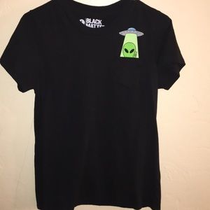 Short sleeve shirt with alien decal in the pocket